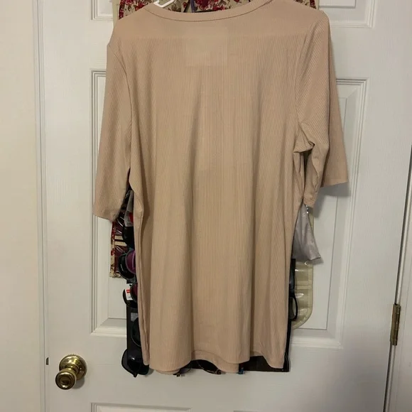 NWOT Size 2 Torrid Beige Short Sleeve Button-Up Top - Picture 4 of 5